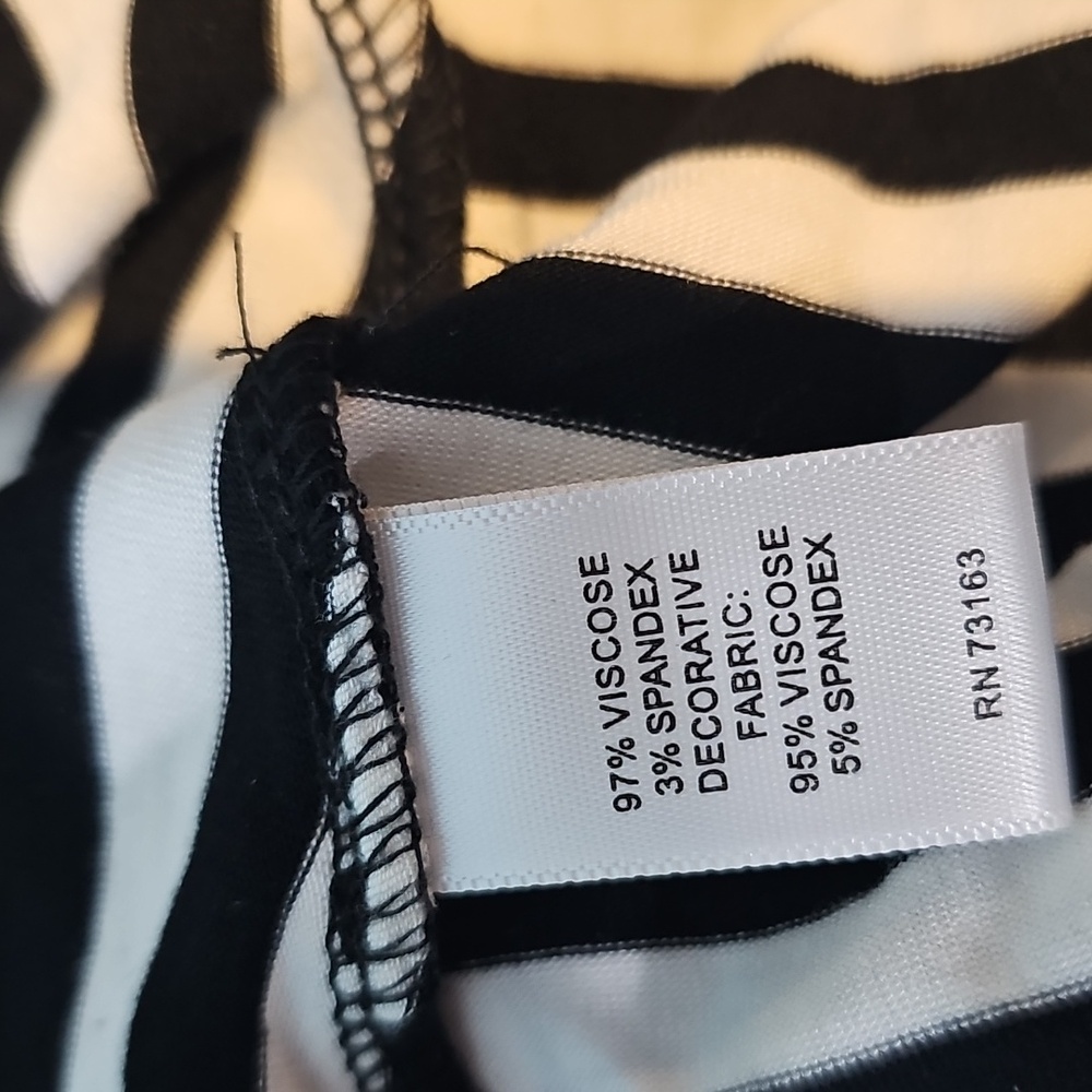 Cable & Gauge Size M Black White Striped Top Assymetrical Hem - Picture 6 of 6